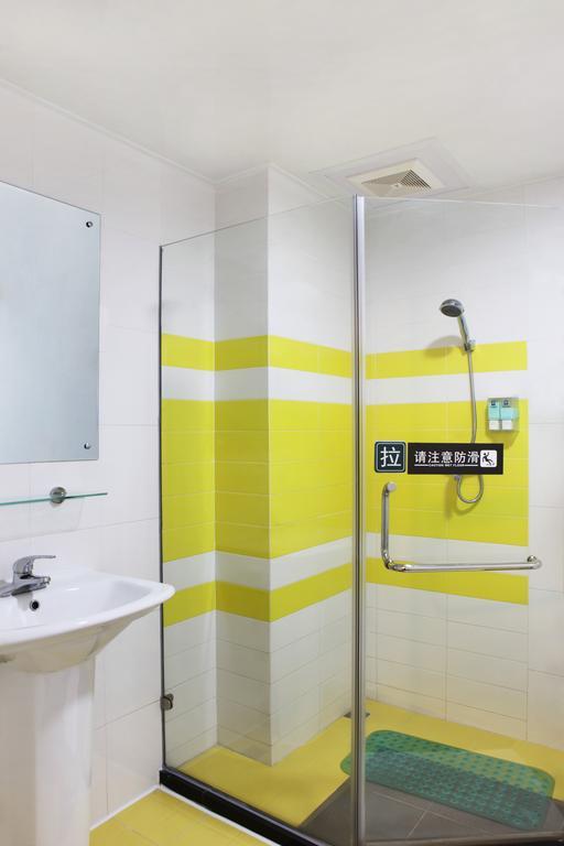 7Days Inn Zhuhai North Railway Station Jinding Room photo